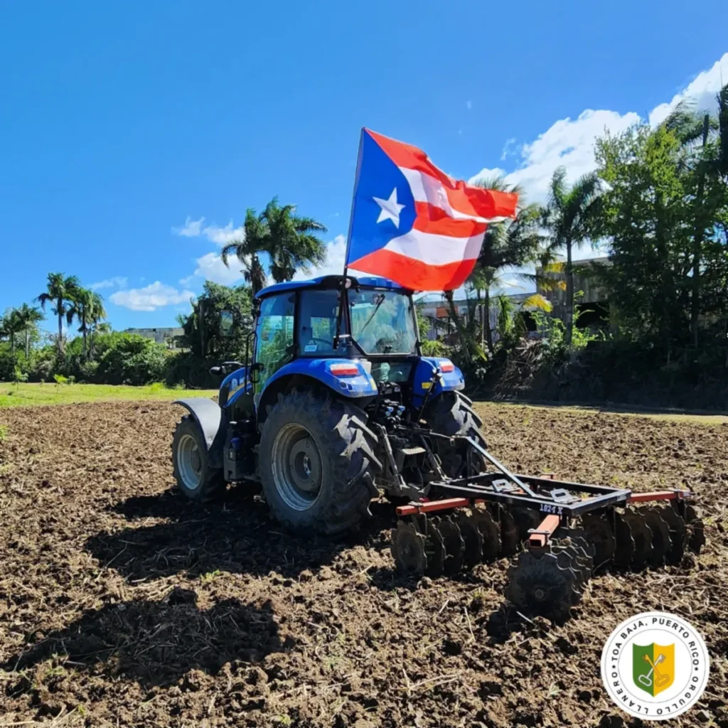 Tractor de La Torre Agrícola con la bandera de Puerto Rico